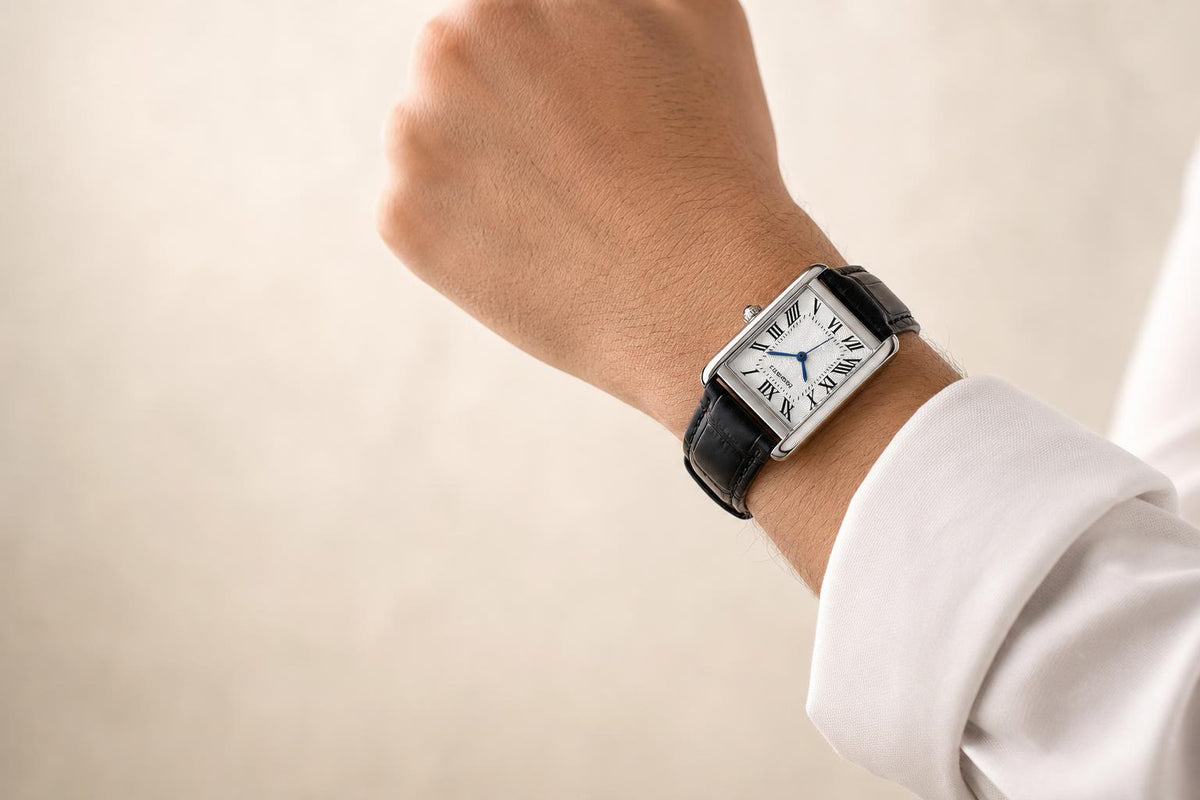 Reloj Trevisso Negro Plata puesto en muñeca masculina