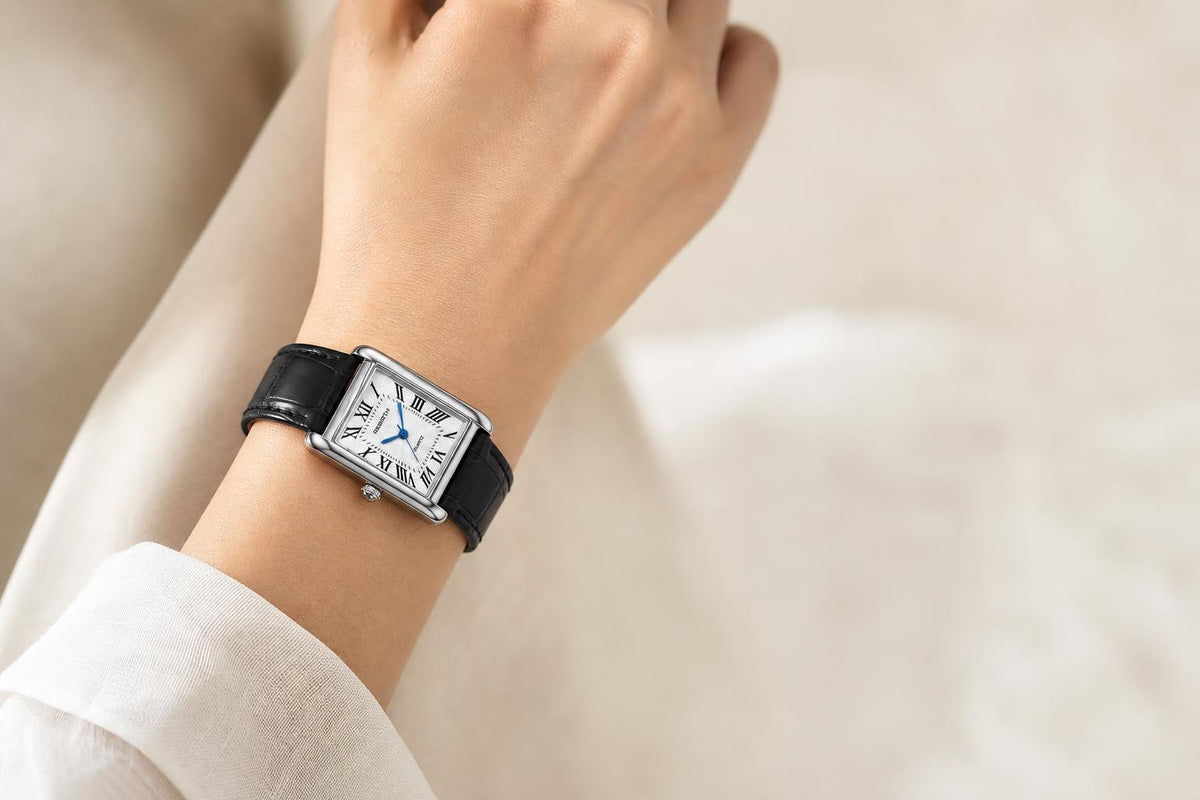 Reloj Trevisso Negro Plata puesto en muñeca femenina