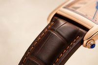 Detalle de la correa de piel y la corona del reloj Trevisso (acabado Marrón Champán)
