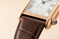 Detalle de la correa de piel y la corona del reloj Trevisso (acabado Marrón Clásico)