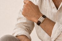 Reloj Trevisso Marrón Champán puesto en muñeca masculina (lifestyle, oculta a petición del cliente)