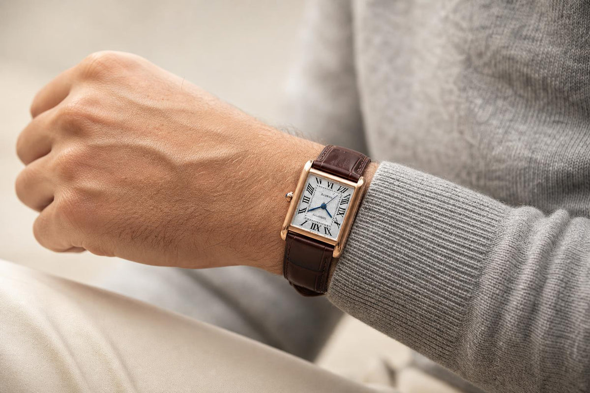 Reloj Trevisso Marrón Clásico puesto en muñeca masculina