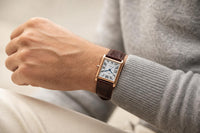 Reloj Trevisso Marrón Clásico puesto en muñeca masculina
