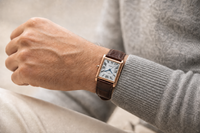 Reloj Trevisso Marrón Clásico puesto en muñeca masculina (lifestyle, oculta a petición del cliente)