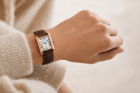 Reloj Trevisso Marrón Clásico puesto en muñeca femenina (lifestyle, oculta a petición del cliente)
