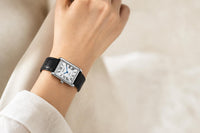 Reloj Trevisso Negro Plata puesto en muñeca femenina