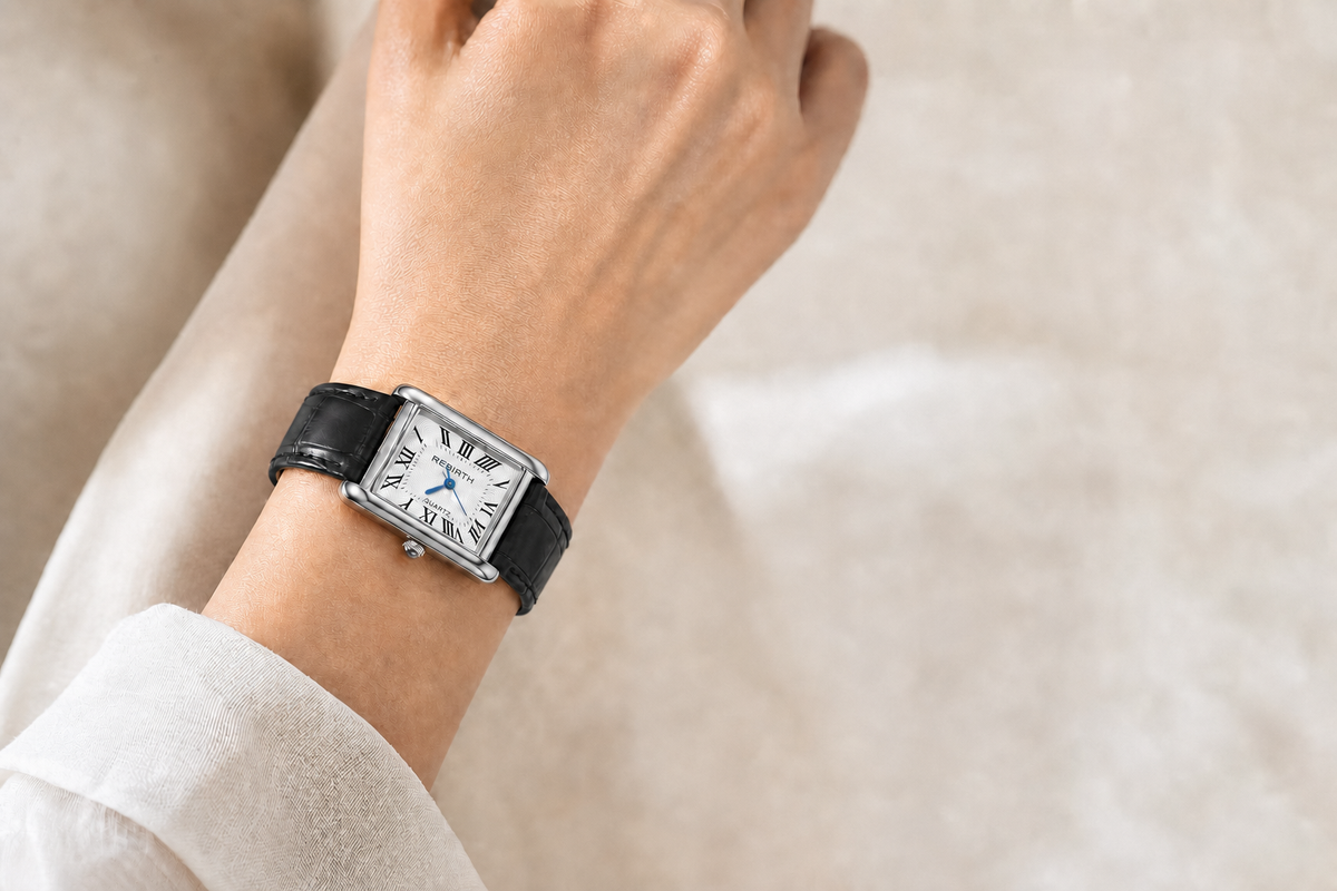 Reloj Trevisso Negro Plata puesto en muñeca femenina (lifestyle, oculta a petición del cliente)